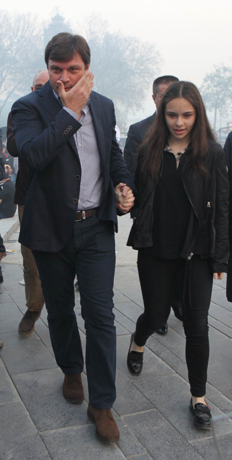 Elçin Sangu ve sevgilisi Yunus Özdiken, Beşiktaş maçında biber gazına maruz kaldı