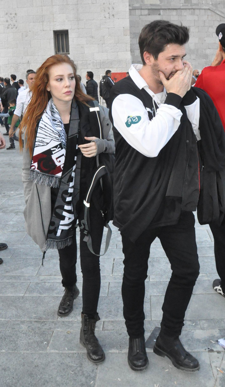 Elçin Sangu ve sevgilisi Yunus Özdiken, Beşiktaş maçında biber gazına maruz kaldı