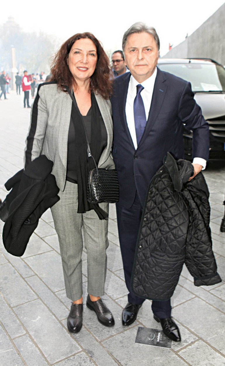 Elçin Sangu ve sevgilisi Yunus Özdiken, Beşiktaş maçında biber gazına maruz kaldı