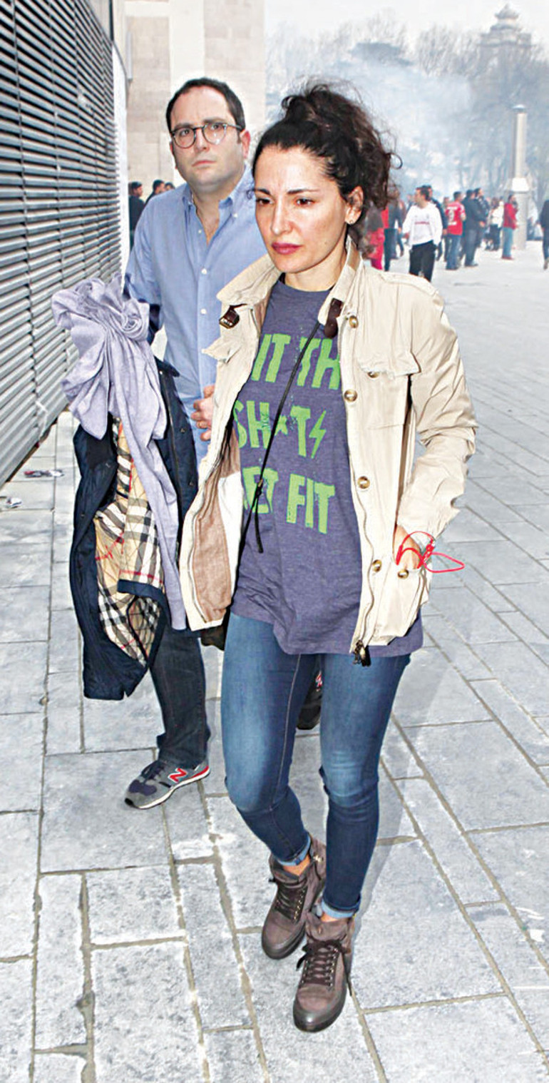 Elçin Sangu ve sevgilisi Yunus Özdiken, Beşiktaş maçında biber gazına maruz kaldı