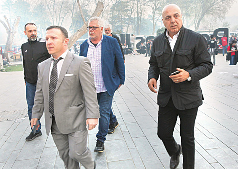 Elçin Sangu ve sevgilisi Yunus Özdiken, Beşiktaş maçında biber gazına maruz kaldı