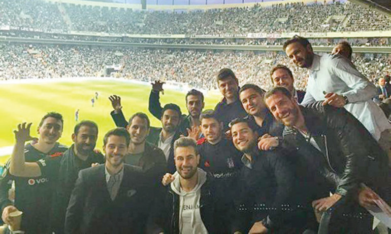 Elçin Sangu ve sevgilisi Yunus Özdiken, Beşiktaş maçında biber gazına maruz kaldı