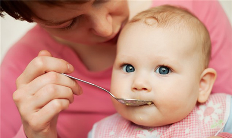 Çocuğunuza yemek yedirirken bunları yapmayın