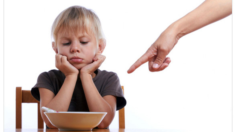 Çocuğunuza yemek yedirirken bunları yapmayın