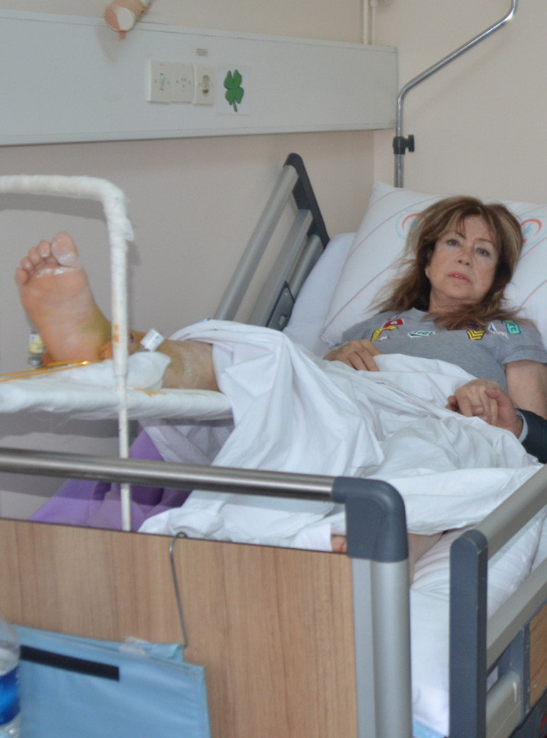 Ayşenil Şamlıoğlu ve Aynur Aydan, kaza geçirdi