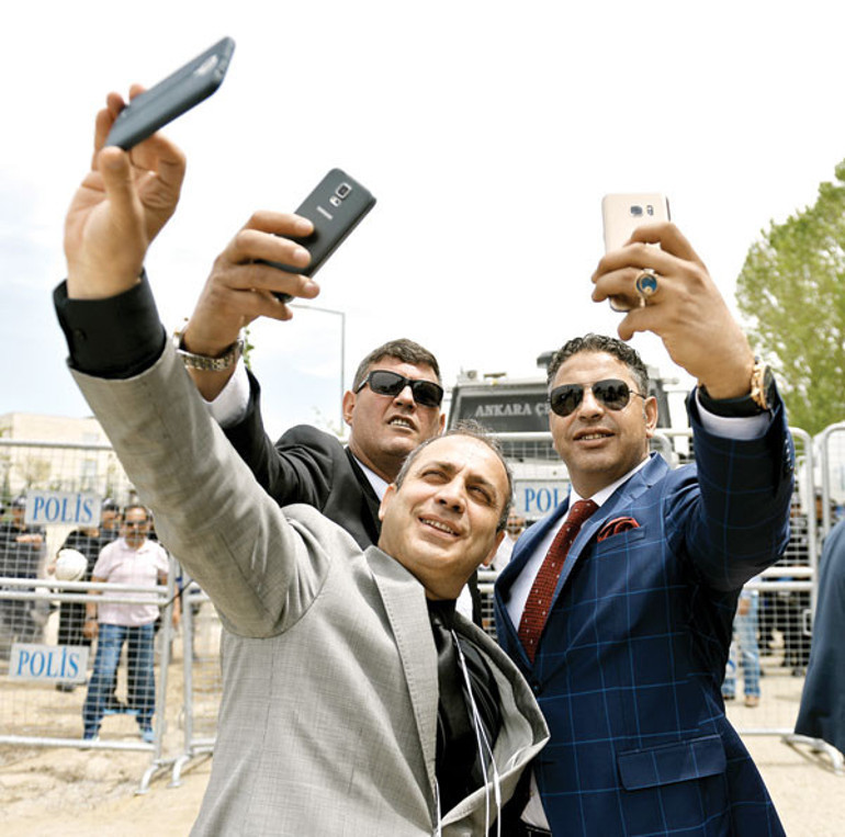 MHP'de kongre var mı polis barikatı kurdu! - Resim: 0