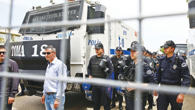 MHP'de kongre var mı polis barikatı kurdu! - Resim: 2