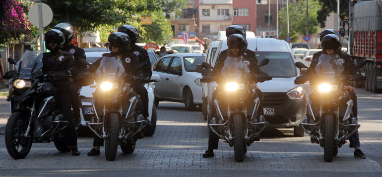 Adana sokaklarında artık özel kıyafetli timler dolaşıyor