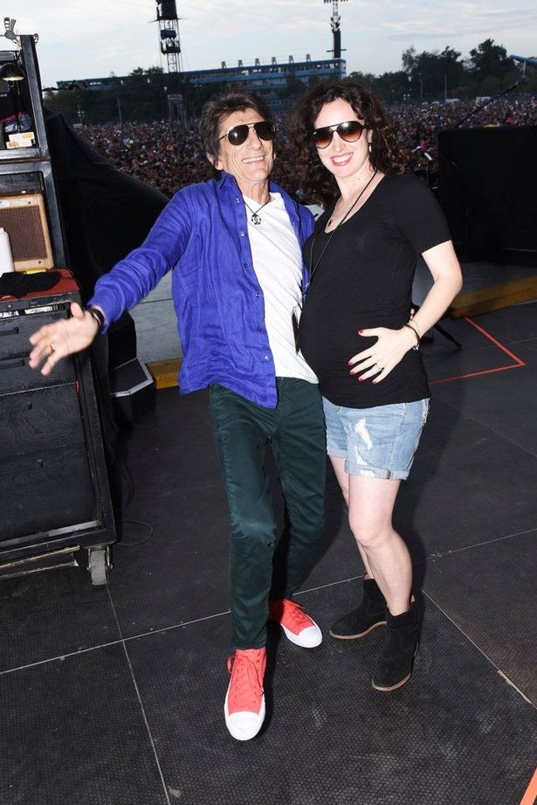 The Rolling Stones gitaristi Ronnie Wood baba oldu