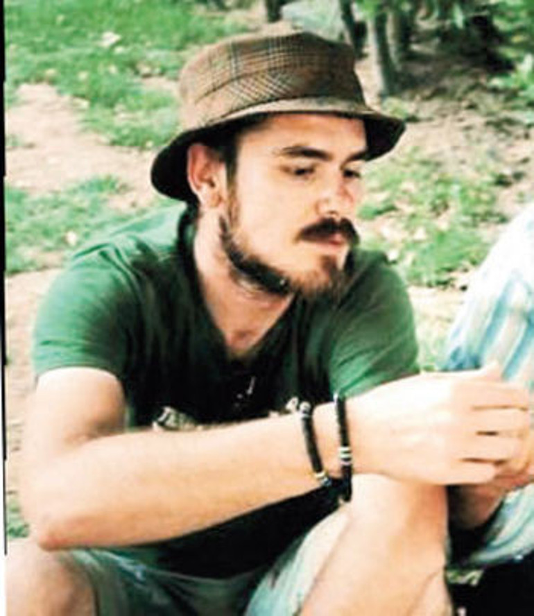 Genç yönetmen evinde ölü bulundu! - Resim: 0