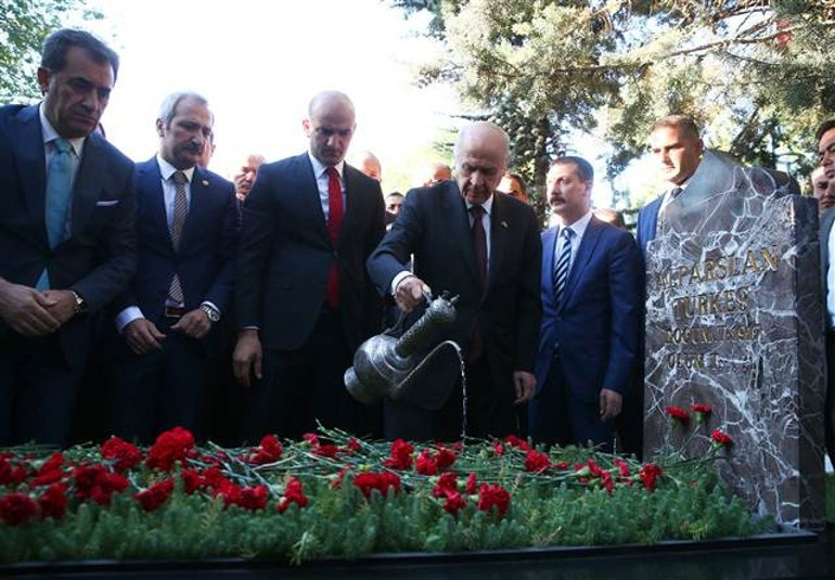 Liderler bayram namazı çıkışı açıklama yaptı