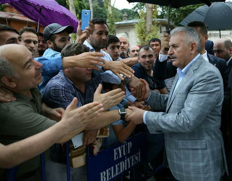 Liderler bayram namazı çıkışı açıklama yaptı