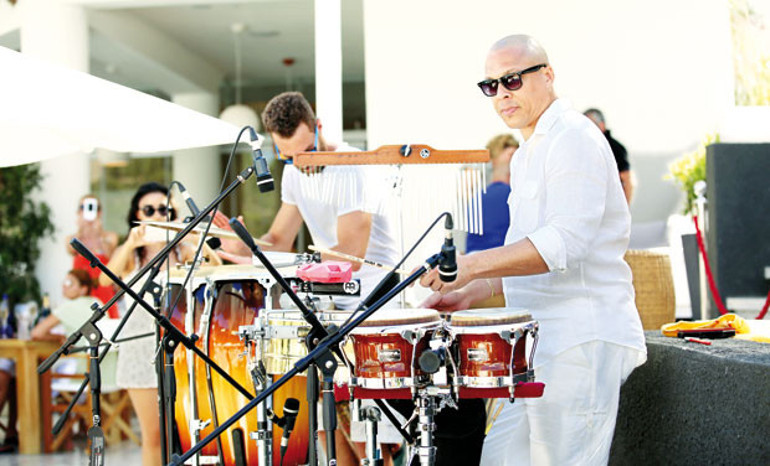 Nikki Beache renkli açılış partisi