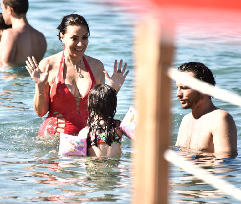 Yeşim Salkım, Hakan Eratik tatilde