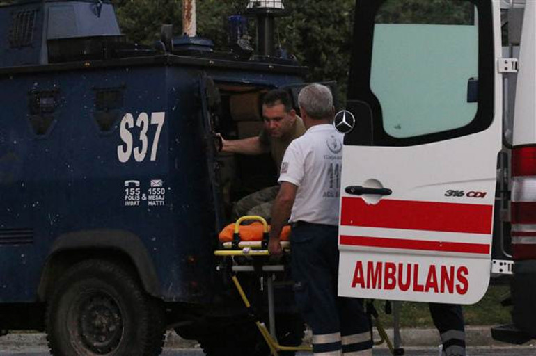 Hürriyet, Kanal D ve CNN Türk binasını askerler bastı