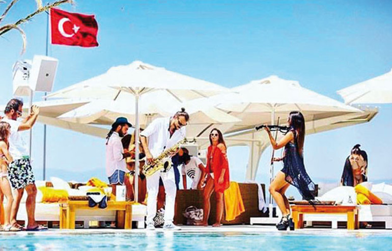 3 gün 3 gece Nikki Beach eğlencesi