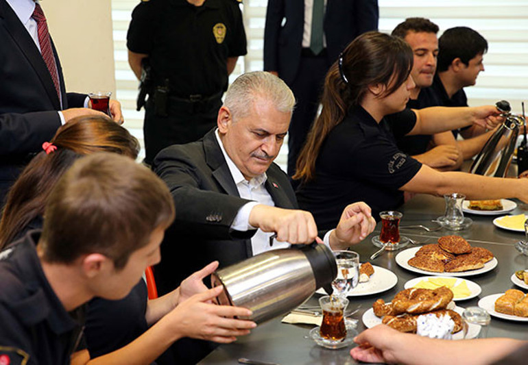 Başbakan Yıldırım polis memurunun ricasını kırmadı, telefondan istedi