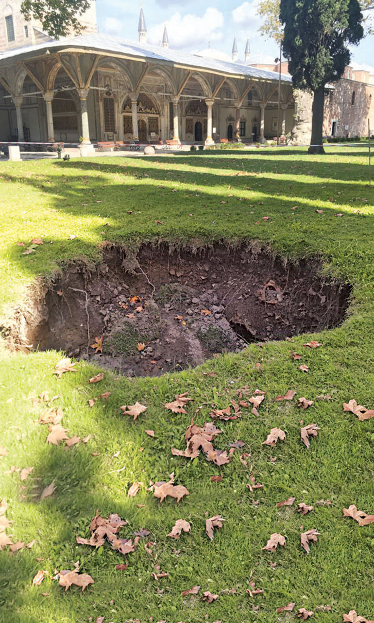 Topkapı'da korkutan çukur