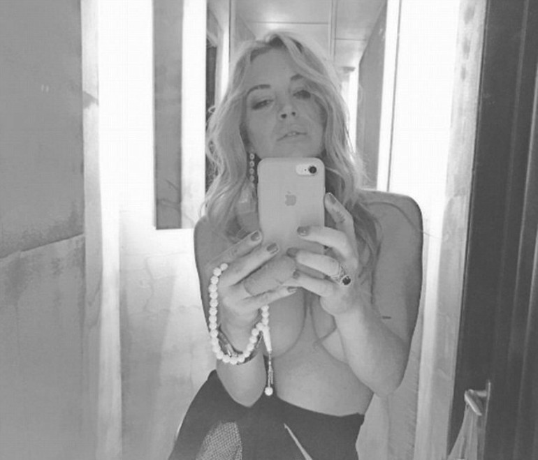 Lindsay Lohandan çıplak selfie