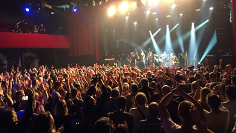 Sting, terörün hedefi olan Bataclan’da konser verdi