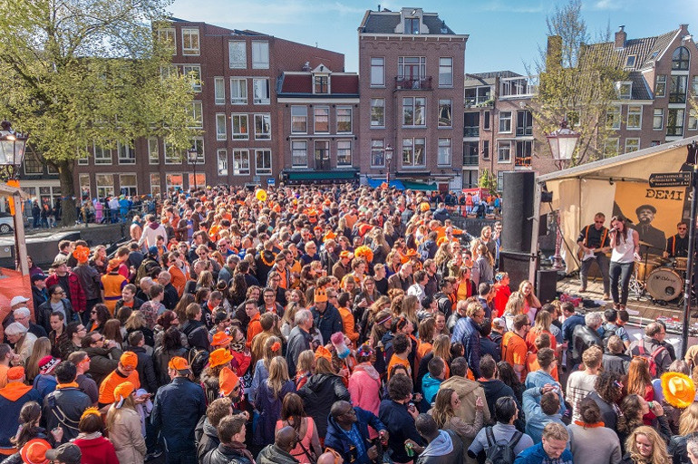 Bir günlüğüne turuncuya bürünen şehir