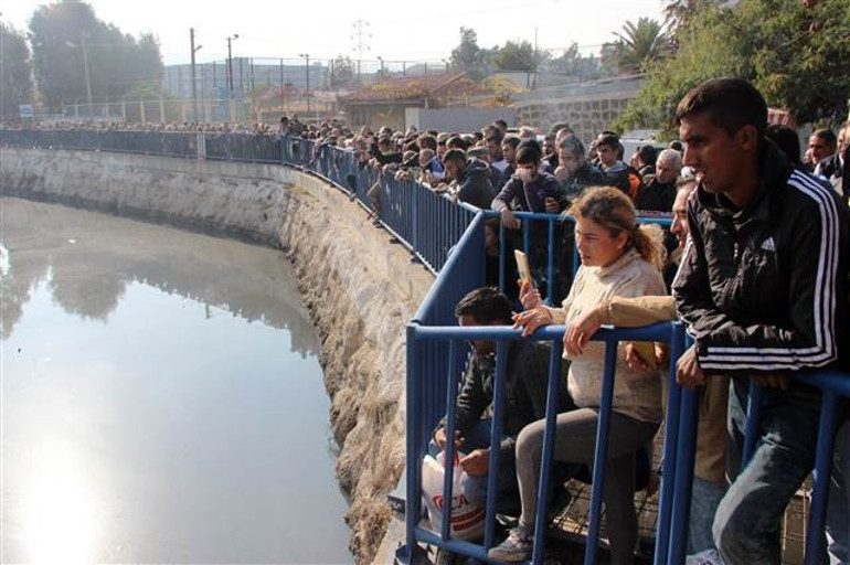 Derede ceset bulundu, fotoğraf çekmek için birbirleriyle yarıştılar