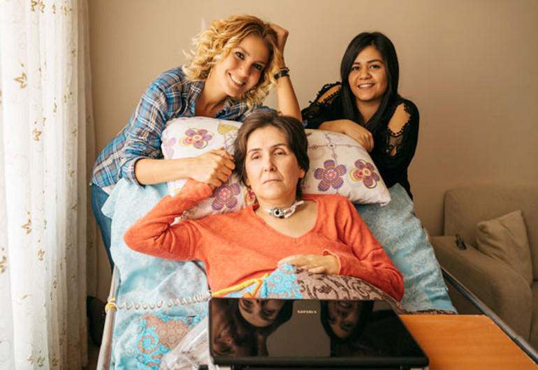 Kızım bana annelik yapıyor