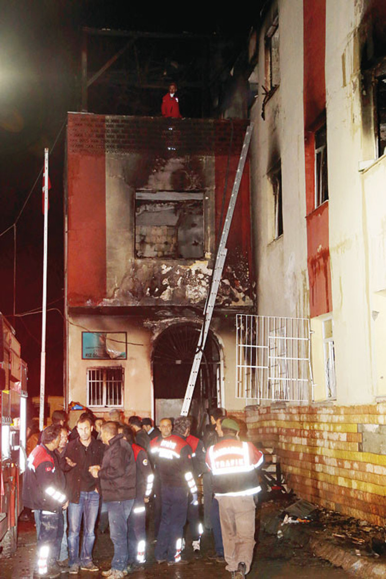 Adanada yurttaki yangın faciasında cenazeler ailelere teslim edildi
