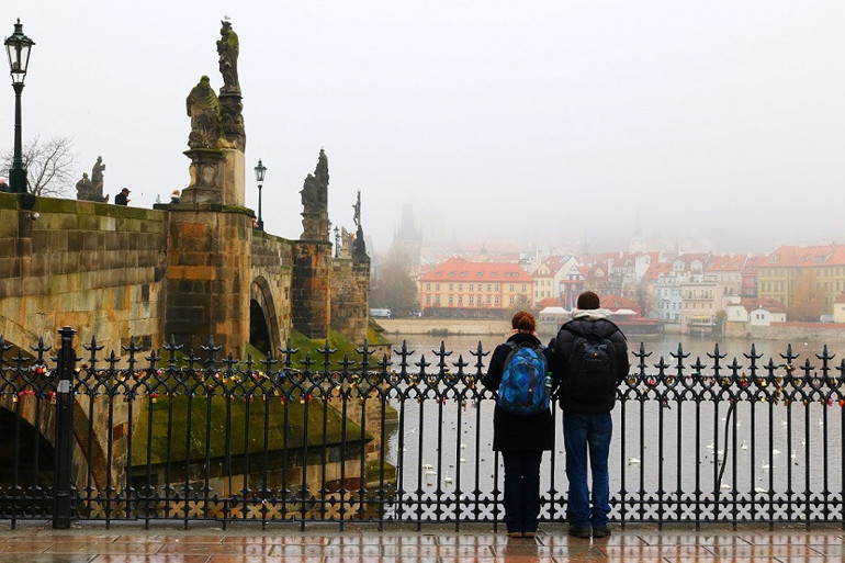 Prag’ın simgesi: Charles Köprüsü..