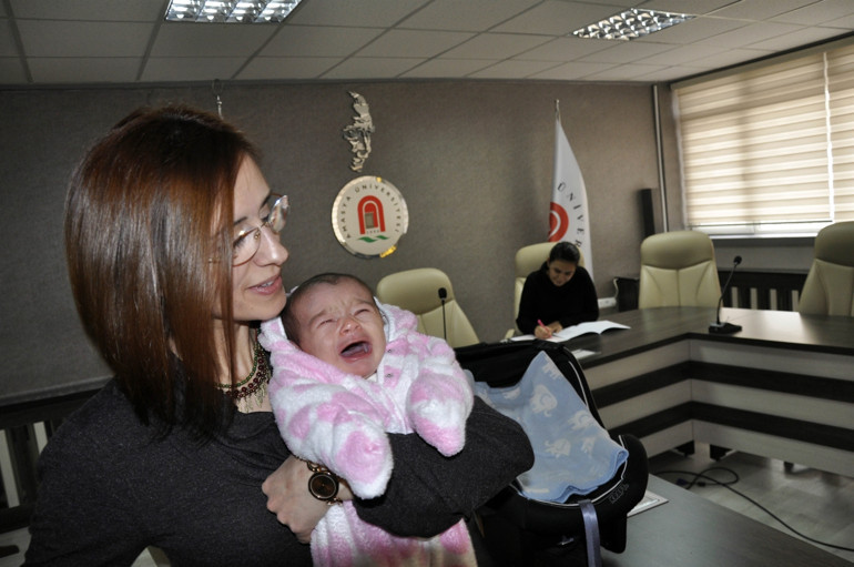 Anne sınava girdi, bebeğe akademisyen baktı