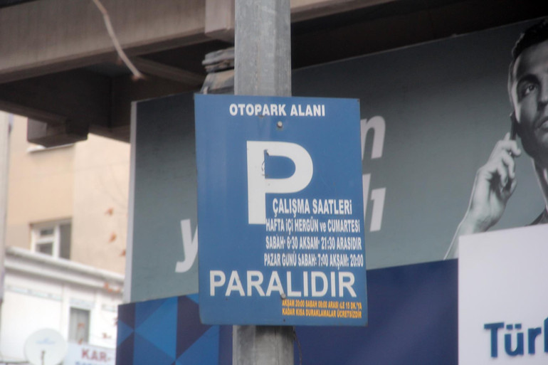 Kumrular’da korsan otopark levhası