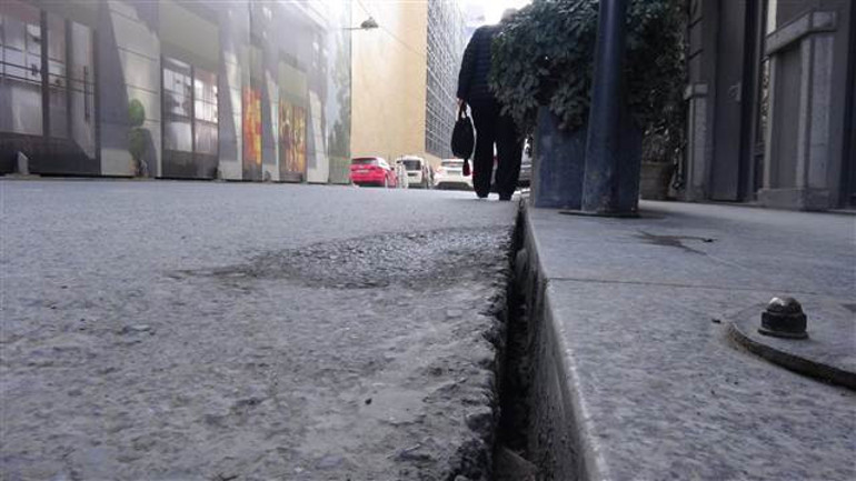 Karaköydeki Tarihi Paket Postahanesi de yıkıldı