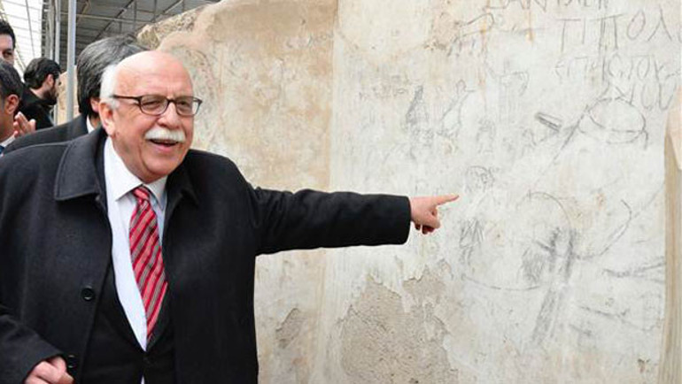 Bakan önce kendisine benzetti, sonra fotoğrafını çekti