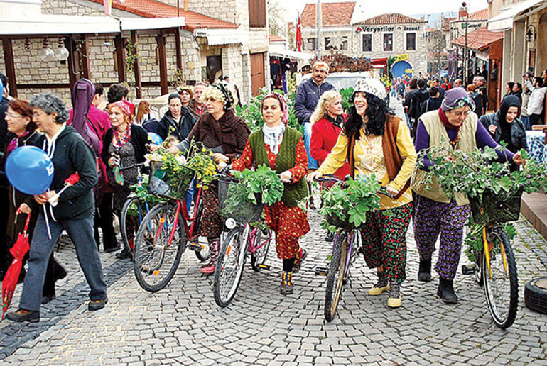 Bize yine festival, bize yine şenlik var