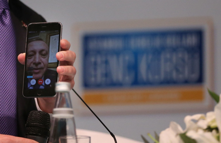 Cumhurbaşkanı Erdoğan, facetime üzerinden gençlere seslendi
