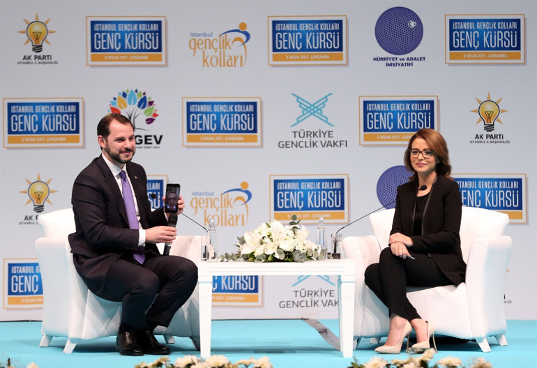 Cumhurbaşkanı Erdoğan, facetime üzerinden gençlere seslendi
