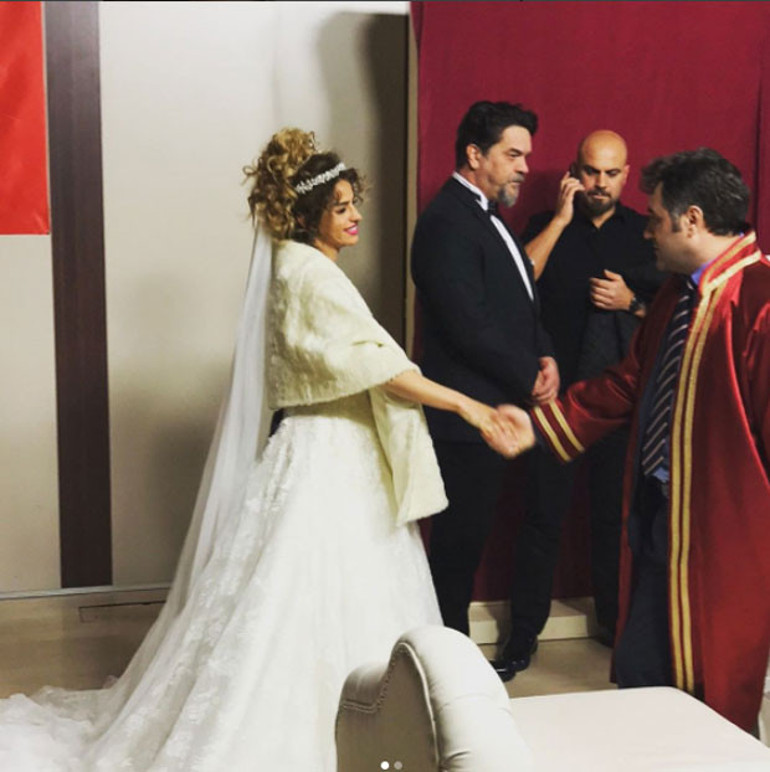 Büşra Pekin ve Beyaz nikah masasında