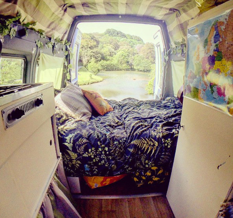 Okul otobüsünü karavana çevirdi, dünyayı geziyor