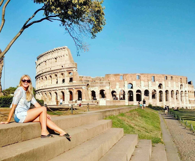 Okul otobüsünü karavana çevirdi, dünyayı geziyor