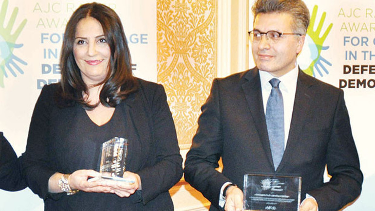 Burada hasta hangi dilden isterse o dilden hizmet alıyor