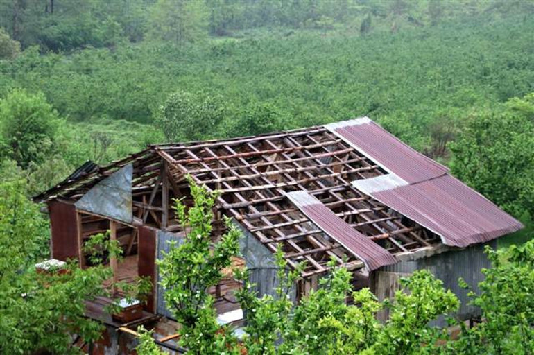Hortum bir köyü yerle bir etti