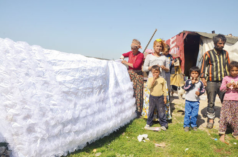 9 çocuğum var  radyo, televizyon,  okul yüzü görmediler...