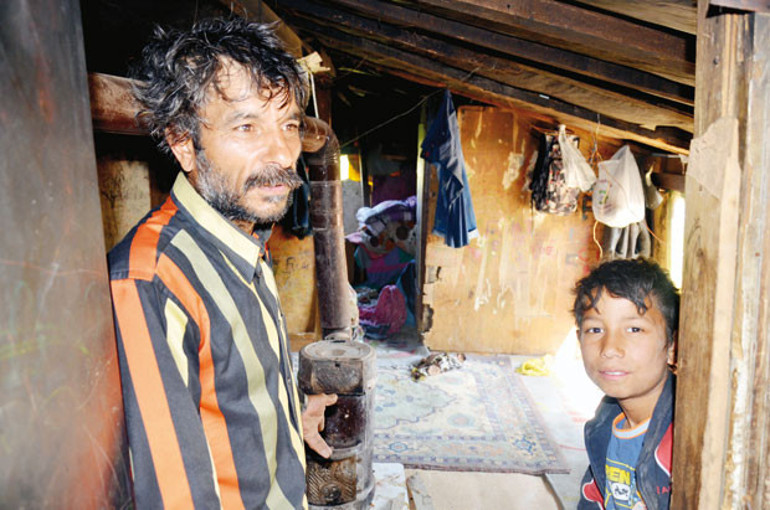 9 çocuğum var  radyo, televizyon,  okul yüzü görmediler...