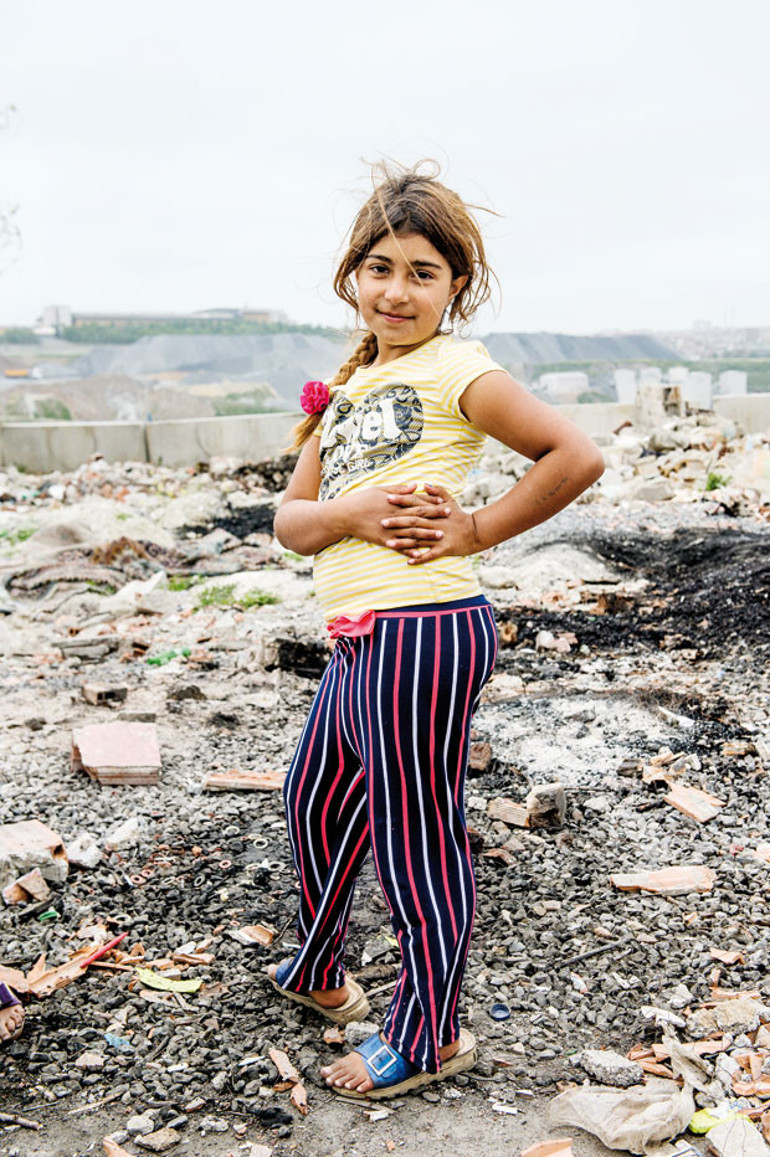 9 çocuğum var  radyo, televizyon,  okul yüzü görmediler...