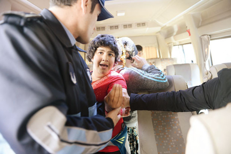 9 çocuğum var  radyo, televizyon,  okul yüzü görmediler...