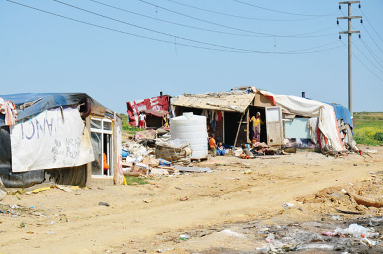 9 çocuğum var  radyo, televizyon,  okul yüzü görmediler...