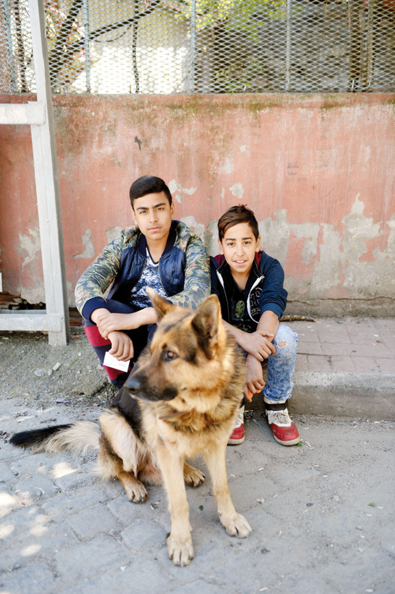 9 çocuğum var  radyo, televizyon,  okul yüzü görmediler...