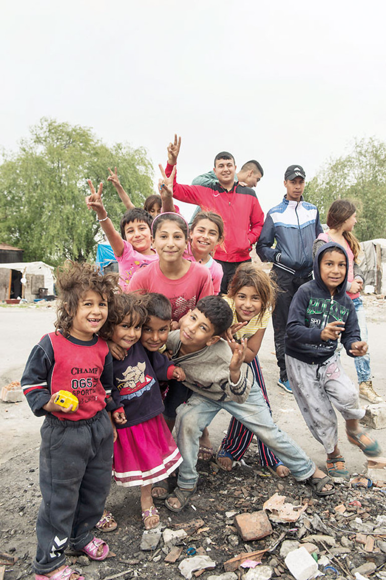 9 çocuğum var  radyo, televizyon,  okul yüzü görmediler...