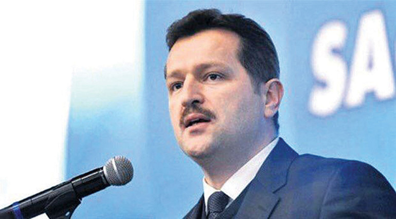 Kırmızı fularlı değil kırmızı yazmalı kız