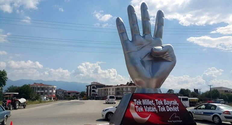 Düzce Belediyesi Rabia heykeli dikti, ülkücüler tepki gösterdi